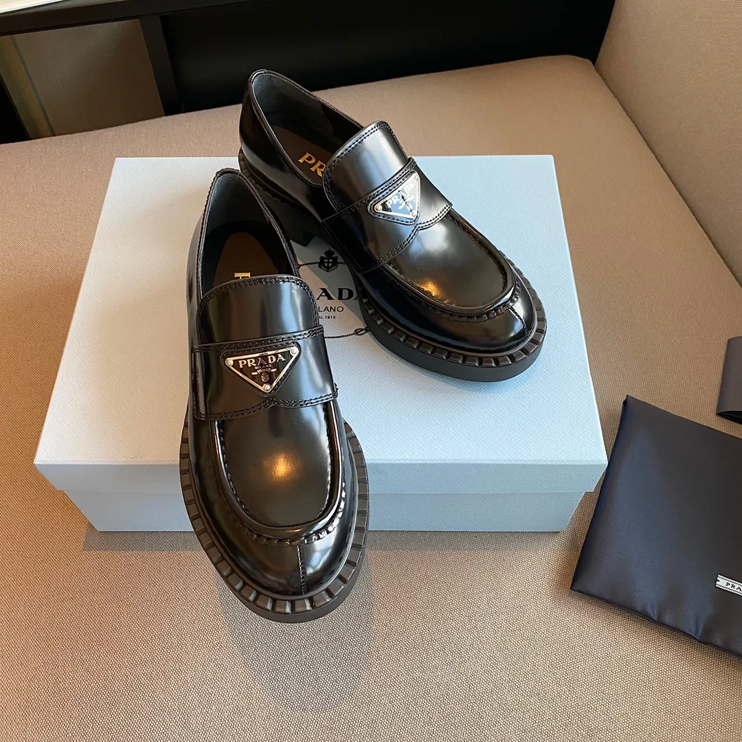 👟👟Ex-factory price 480👟👟 PRADA Prada's 2021 spring and summer upgraded version of the triangular logo Loaf slippers. Compared with last year's old loafers, the triangle logo of this one has been changed to silver, and a gear print design has been added to the welt. It feels more delicate and fashionable! The thick-soled design can add a lot of height to your feet!  Purchase the original, disassemble and reproduce it to restore the authentic taste. The top purchasing version!  qThe upper is made of original open-edge beaded cowhide, which is super textured. The lining is made of top-grade mixed sheepskin. The ZP molded outsole is non-slip and wear-resistant. The code number is 35-41.